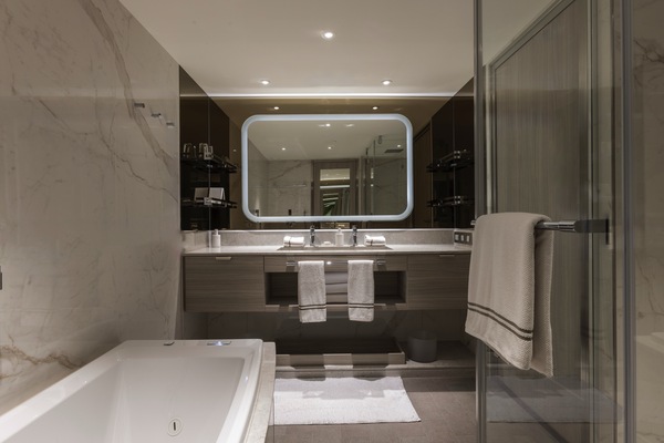 Silversea, Silver Ray, Silver Suite Bathroom ©Silversea Cruises Ltd.jpg